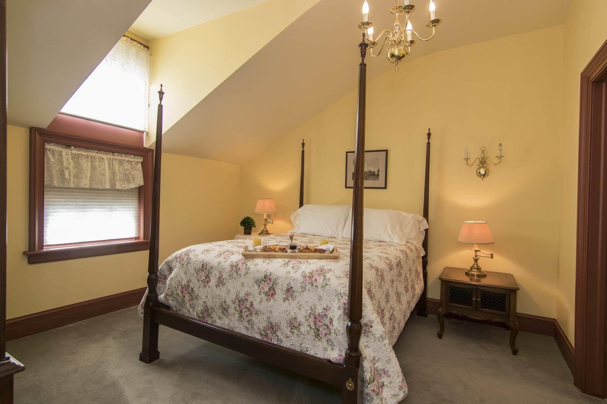 The Rochester Inn Sheboygan Falls Экстерьер фото